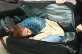В Турции пограничники задержали грузина, который вез в чемодане живую девушку из Узбекистана