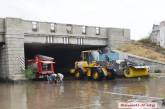 Дорогу под ж/д мостом в Николаеве затопила дождевая вода пополам с канализацией