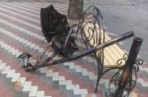 В центре Николаева вандалы сломали арт-объект «скамейка с зонтом», установленный к Дню города