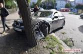 В Николаеве «БМВ» влетел в дерево из-за гравия на дороге