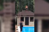 Мужчина прыгнул в бассейн с крыши и не долетел. Видео