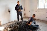 На бывшем заводе в Николаеве двое неизвестных пытались срезать кабели