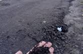 В Николаеве уложенный на дороге асфальт через три дня рассыпался под ногами. ФОТО 
