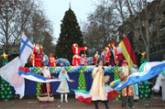 На открытии городской елки николаевцы увидели парад Дедов Морозов из разных стран мира