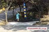 Памятник пограничникам в Николаеве разрисовала свастикой пожилая женщина. ВИДЕО