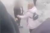 В Днепре ровесники побили школьницу и заставили ее стать на колени. Видео