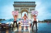 "Добро пожаловать, военные преступники!": участницы Femen разделись в Париже