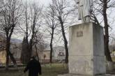 В Черновцах снесли памятник советскому писателю