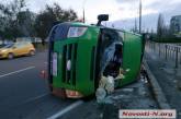 В центре Николаева перевернулся микроавтобус: пострадал водитель