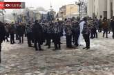 В Киеве колонна националистов двинулась под стены ВР, где будут принимать решение о военном положении