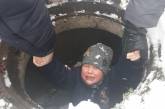 В Николаеве на зловонной улице Лесковой 6-летний мальчик провалился в люк
