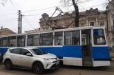 В Николаеве припаркованная «Тойота» на час заблокировала движение трамваев 