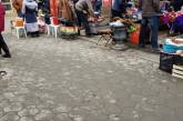 В Николаеве торговцы рыбой разделывают ее прямо на уличном бетонном вазоне. ФОТО