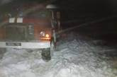 Николаевские спасатели вызволяли из снежных ловушек микроавтобус и «скорую помощь»