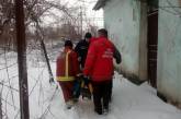 На Николаевщине спасатели помогли в непогоду больной бабушке добраться в больницу 