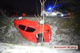 На въезде в Николаев дама на Chery «улетела» в глубокий кювет — автомобиль перевернулся