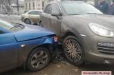 В центре Николаева столкнулись Porsche Cayenne и «ВАЗ»