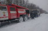 На Николаевщине высота сугробов достигает метра: спасатели вытаскивают из снега автомобили 