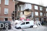 В трехэтажном доме города Гаага прогремел взрыв, пострадавших увозят на "скорой". Фото