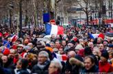 Против "желтых жилетов" в Париже прошел многотысячный марш "красных шарфов"