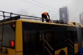 В Киеве водитель снегом потушил загоревшийся троллейбус. Видео