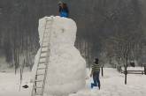 На Закарпатье вылепили семиметрового снеговика-великана. ФОТО