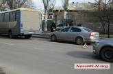 В Николаеве на ул. Пушкинской автобус «притер» припаркованную  «Шкоду»