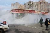 Появилось видео, как в Киеве на Позняках горит фирменный магазин Roshen