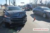 В Николаеве столкнулись три автомобиля — на Херсонском шоссе пробка