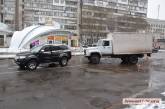 В Николаеве столкнулись грузовой автомобиль «ГАЗ» и внедорожник Mitsubishi