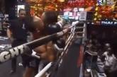 Нежность на ринге: тайский боксер поцеловал оппонента в момент клинча. ВИДЕО 