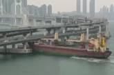 Российское судно врезалось в мост в южнокорейском городе. ВИДЕО