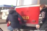 В Харькове водитель трамвая наказала зацепера. ВИДЕО