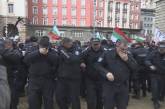 В Болгарии полицейские на митинге атаковали газом самих себя. ВИДЕО