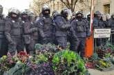 В Киеве националисты забросали полицию венками