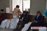 В Николаеве в ОИК спят на бюллетенях — люди не знают, когда рассосется бесконечная очередь 
