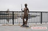 В Николаеве вандалы вновь сломали удочку на скульптуре «Мальчик с бычками»