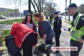 В Николаеве из троллейбуса на ходу выпала мама с 10-месячным ребенком в коляске
