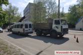В центре Николаева столкнулись «МАЗ» дорожников и маршрутка