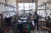 В подпольном цеху в Суворовском районе нелегалы шили «брендовую» одежду
