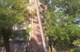 «Пизанская башня»: в Николаеве электроопора нависла над жилым домом