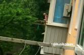 В Николаеве женщина пыталась покончить с собой, выпрыгнув из окна. ВИДЕО