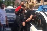 В Киеве полицейские за съемку видео заковали женщину в наручники. ВИДЕО