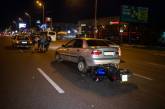 В Киеве мотоциклист протаранил Lanos и вылетел в Audi. ВИДЕО