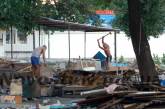 Под присмотром «мирно отдыхающих» милиционеров рыбные ряды возле Центрального рынка снесли подчистую