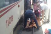 В Николаеве пассажир выпал из трамвая. ФОТО