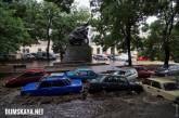 Последствия ливня в Одессе: смытые припаркованные машины и развороченный коллектор