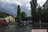 После кратковременного ливня часть улиц в Николаеве оказались затопленными. ВИДЕО