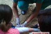 В Николаеве на детской площадке ребёнок порвал голень из-за штырей, замаскированных в песке