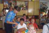 Накануне 1 сентября в классах вместе с учителями детей встречали правоохранители